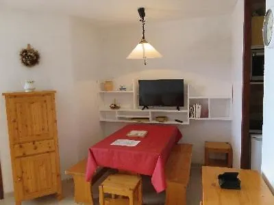 Le Hameau 001 *